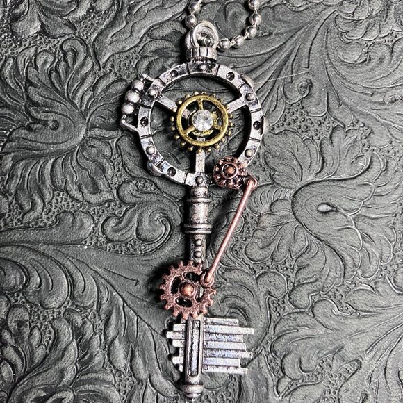 Steampunk Skeleton Key Gear Pendant Necklace - Picture 3 of 5